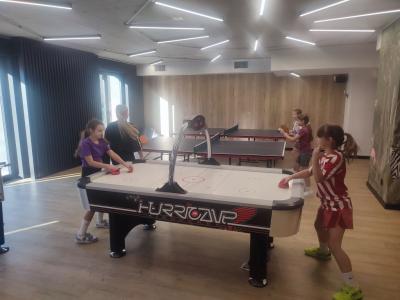 Dzieci grają w bilard, ping ponga w salce sportowej