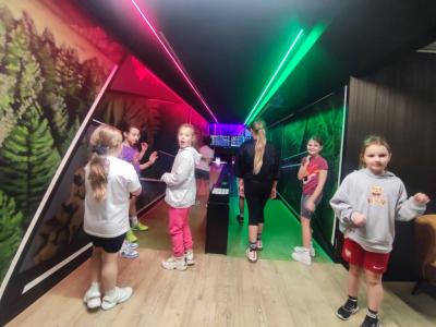 Dzieci grają w kręgle