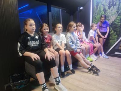 Dzieci grają w kręgle