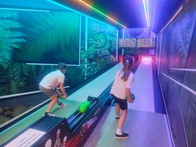 Dzieci grają w kręgle