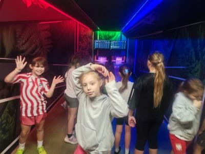 Dzieci grają w kręgle