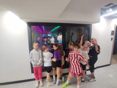 Grupka dziewczynek pozuje do zdjęcia