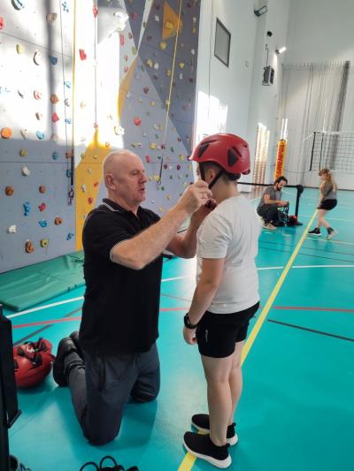 Instruktaż przed wejściem na ściankę wspinaczkową