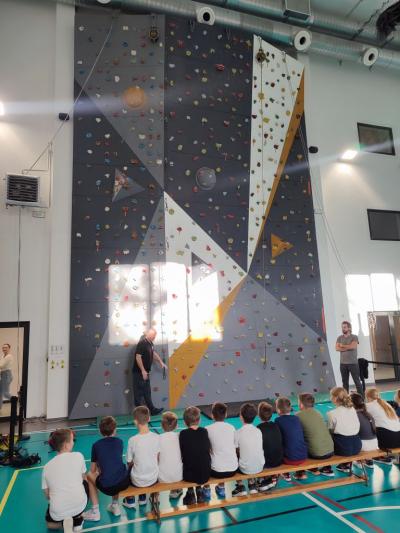 Instruktaż przed wejściem na ściankę wspinaczkową