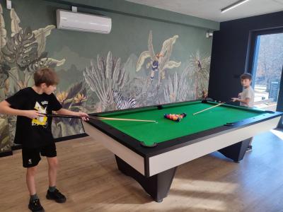 Uczniowie grający w bilarda