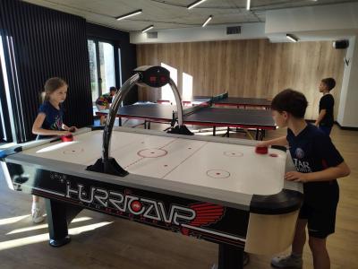 Uczniowie grający w cymbergraja