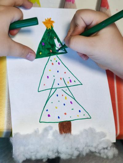 Uczniowie na warsztatach kreatywnych - wykonuja bombki i kartki świateczne