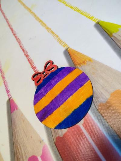 Uczniowie na warsztatach kreatywnych - wykonuja bombki i kartki świateczne