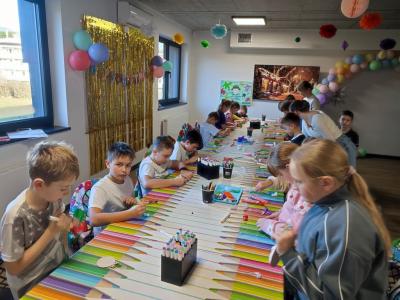 Uczniowie na warsztatach kreatywnych - wykonuja bombki i kartki świateczne