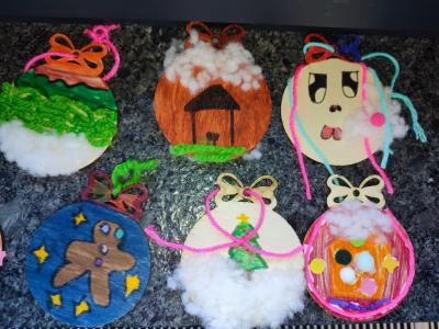 Uczniowie na warsztatach kreatywnych - wykonuja bombki i kartki świateczne