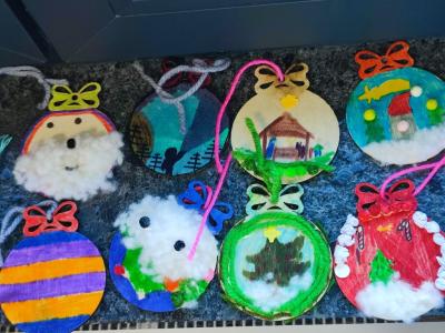 Uczniowie na warsztatach kreatywnych - wykonuja bombki i kartki świateczne