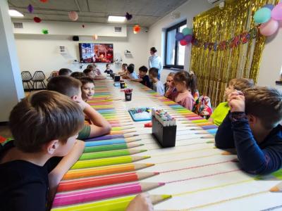 Uczniowie na warsztatach kreatywnych - wykonuja bombki i kartki świateczne