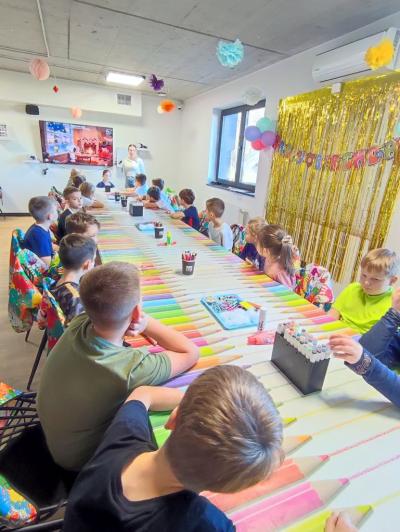 Uczniowie na warsztatach kreatywnych - wykonuja bombki i kartki świateczne