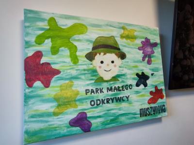 Uczniowie na warsztatach kreatywnych - wykonuja bombki i kartki świateczne