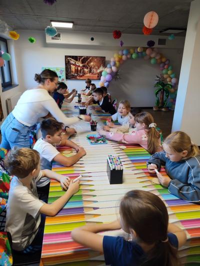 Uczniowie na warsztatach kreatywnych - wykonuja bombki i kartki świateczne