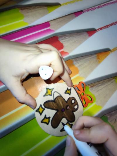 Uczniowie na warsztatach kreatywnych - wykonuja bombki i kartki świateczne