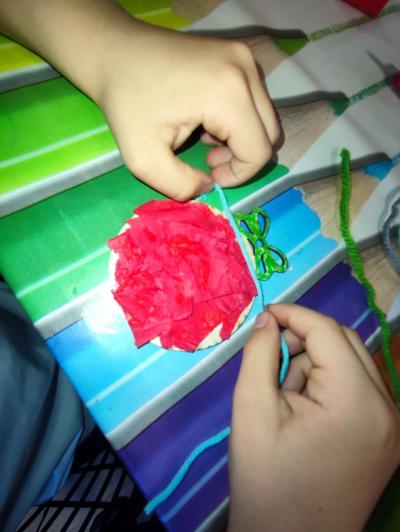 Uczniowie na warsztatach kreatywnych - wykonuja bombki i kartki świateczne