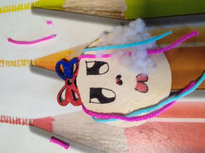 Uczniowie na warsztatach kreatywnych - wykonuja bombki i kartki świateczne