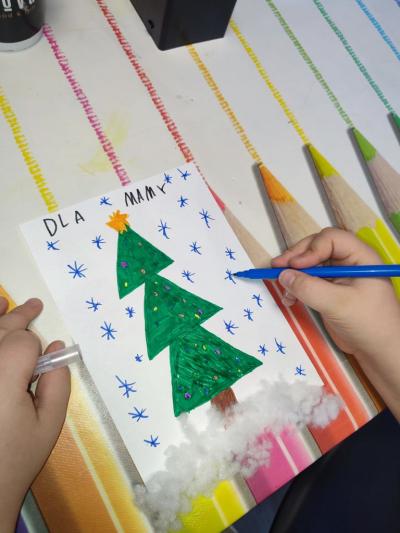 Uczniowie na warsztatach kreatywnych -wykonuja kartki świateczne
