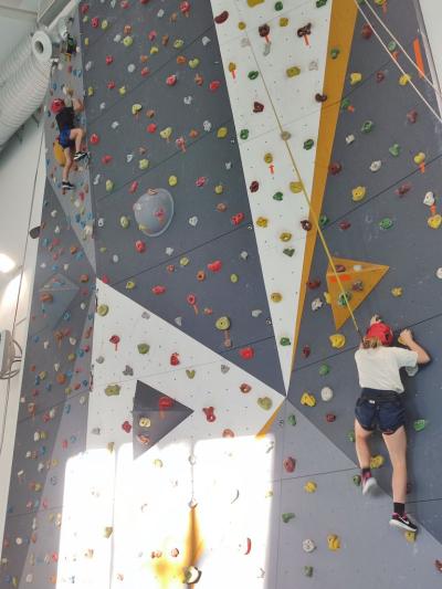 Uczniowie w czasie frajdy korzystania ze ścianki wspinaczkowej