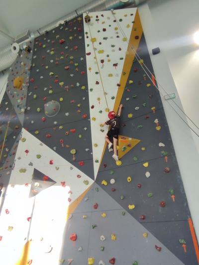 Uczniowie w czasie frajdy korzystania ze ścianki wspinaczkowej