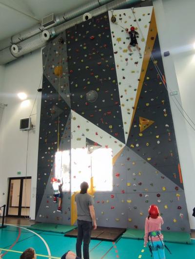 Uczniowie w czasie frajdy korzystania ze ścianki wspinaczkowej