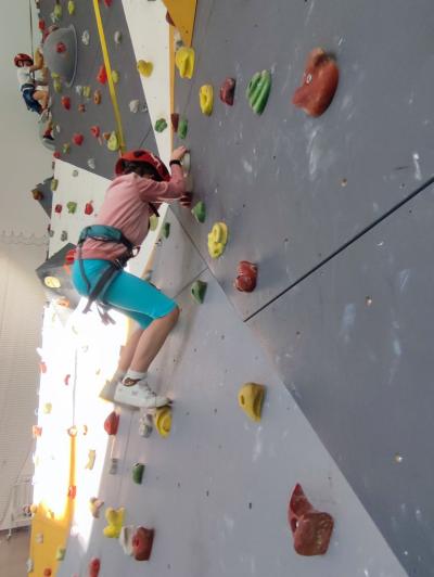 Uczniowie w czasie frajdy korzystania ze ścianki wspinaczkowej