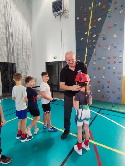 Uczniowie w czasie frajdy korzystania ze ścianki wspinaczkowej