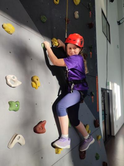 Uczniowie w czasie frajdy korzystania ze ścianki wspinaczkowej