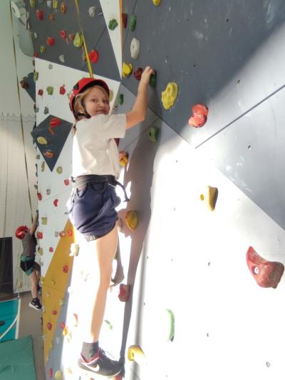 Uczniowie w czasie frajdy korzystania ze ścianki wspinaczkowej