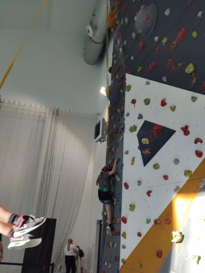 Uczniowie w czasie frajdy korzystania ze ścianki wspinaczkowej