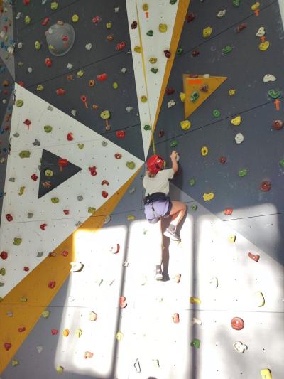 Uczniowie w czasie frajdy korzystania ze ścianki wspinaczkowej