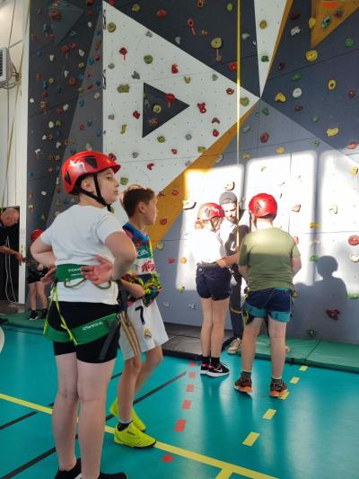 Uczniowie w czasie frajdy korzystania ze ścianki wspinaczkowej