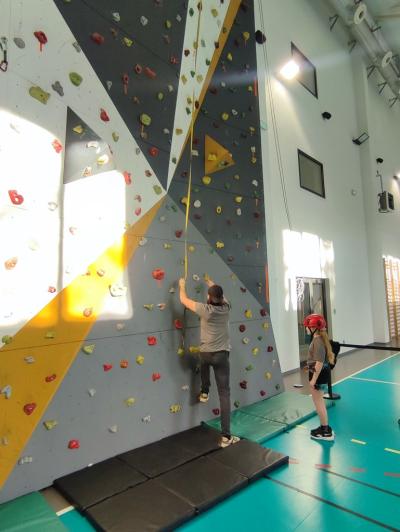 Uczniowie w czasie frajdy korzystania ze ścianki wspinaczkowej