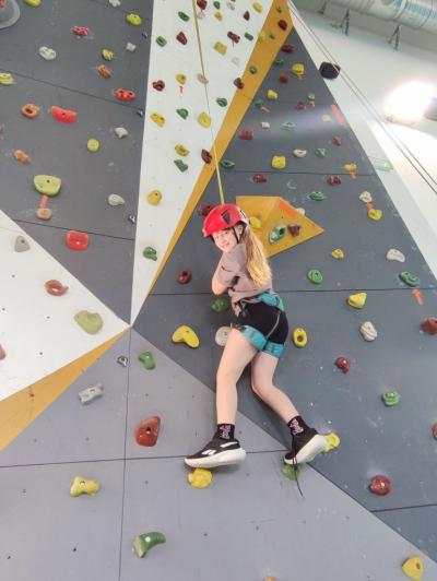 Uczniowie w czasie frajdy korzystania ze ścianki wspinaczkowej