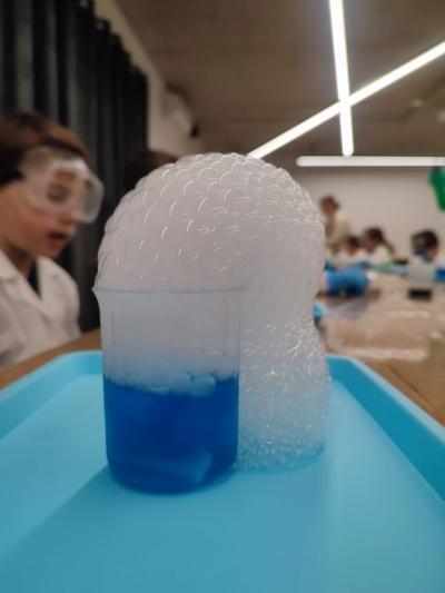 Uczniowie w czasie warsztatów chemicznych - eksperymenty z suchym lodem i zjawisko sublimacji