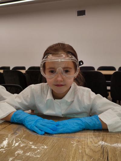 Uczniowie w czasie warsztatów chemicznych - eksperymenty z suchym lodem i zjawisko sublimacji