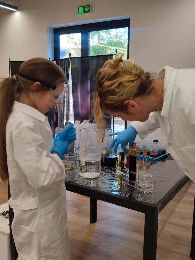 Uczniowie w czasie warsztatów chemicznych - eksperymenty z suchym lodem i zjawisko sublimacji