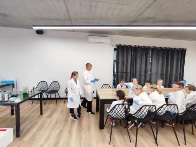 Uczniowie w czasie warsztatów chemicznych - eksperymenty z suchym lodem i zjawisko sublimacji