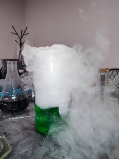 Uczniowie w czasie warsztatów chemicznych - eksperymenty z suchym lodem i zjawisko sublimacji