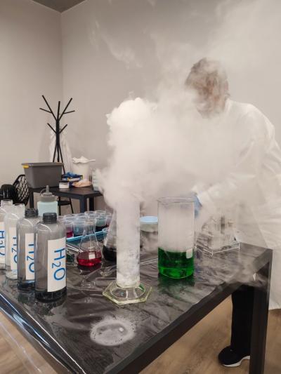 Uczniowie w czasie warsztatów chemicznych - eksperymenty z suchym lodem i zjawisko sublimacji