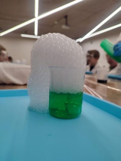 Uczniowie w czasie warsztatów chemicznych - eksperymenty z suchym lodem i zjawisko sublimacji