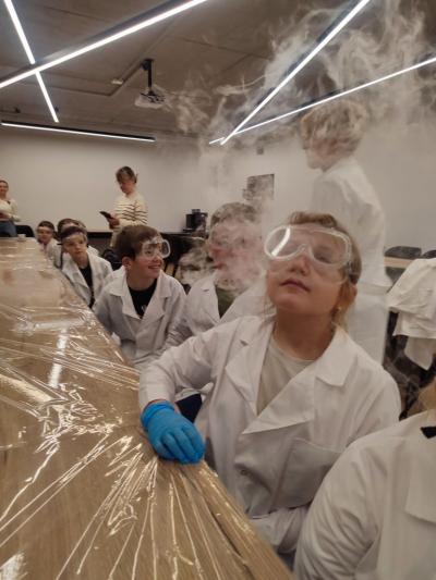 Uczniowie w czasie warsztatów chemicznych - eksperymenty z suchym lodem i zjawisko sublimacji