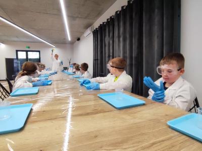 Uczniowie w czasie warsztatów chemicznych - eksperymenty z suchym lodem i zjawisko sublimacji