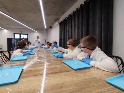 Uczniowie w czasie warsztatów chemicznych - eksperymenty z suchym lodem i zjawisko sublimacji