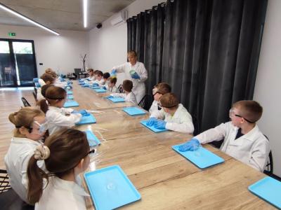 Uczniowie w czasie warsztatów chemicznych - eksperymenty z suchym lodem i zjawisko sublimacji