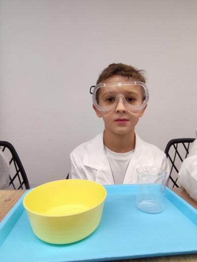 Uczniowie w czasie warsztatów chemicznych - eksperymenty z suchym lodem i zjawisko sublimacji