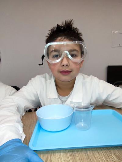 Uczniowie w czasie warsztatów chemicznych - eksperymenty z suchym lodem i zjawisko sublimacji