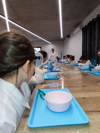 Uczniowie w czasie warsztatów chemicznych - eksperymenty z suchym lodem i zjawisko sublimacji