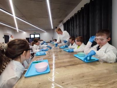Uczniowie w czasie warsztatów chemicznych - eksperymenty z suchym lodem i zjawisko sublimacji